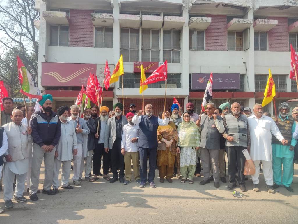On the call of the United Kisan Morcha six people gathered at Garhshankar and raised slogans against the central and Punjab governments